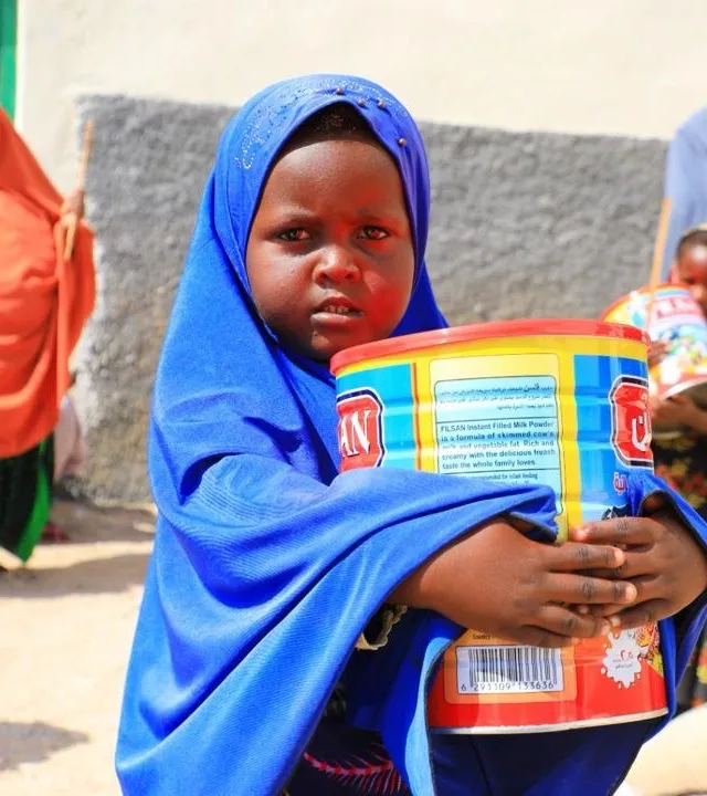 A girl carries a HARO food package in Eyl