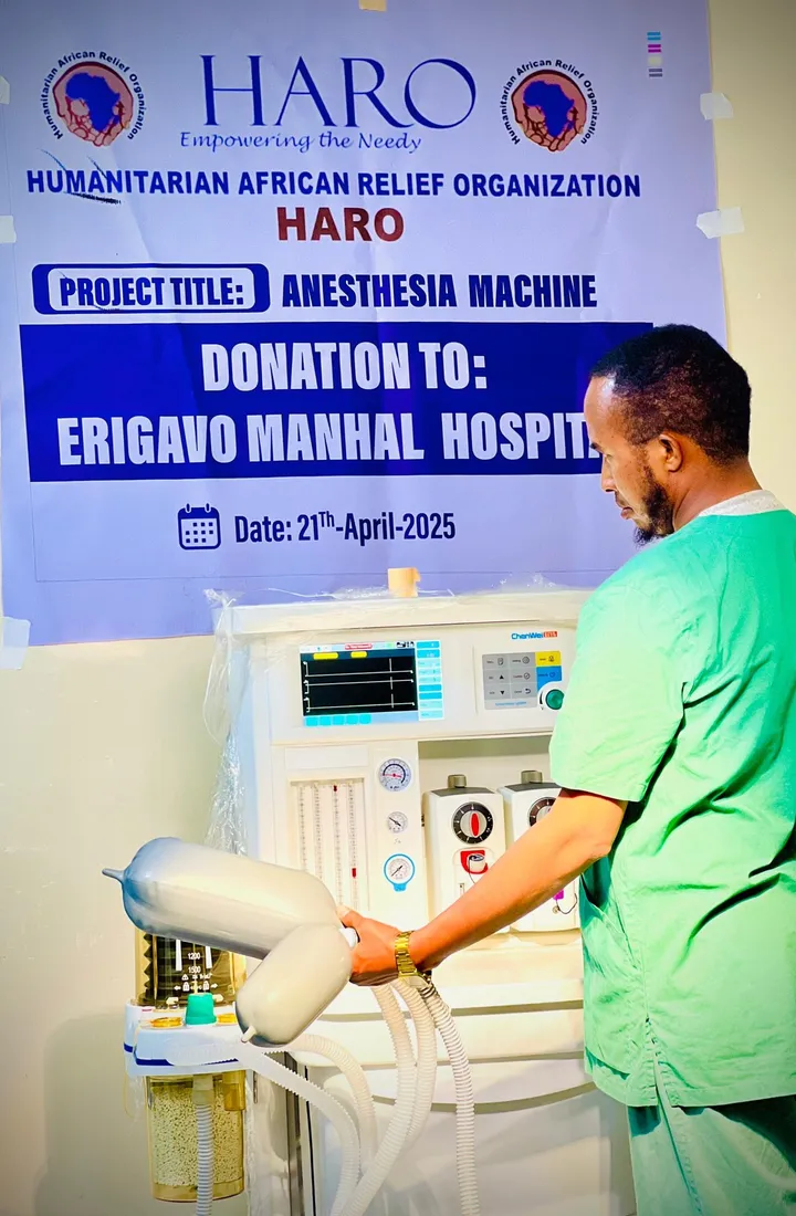 A clinician in scrubs with the anesthesia machine HARO donated to Erigavo Manhal Hospital, April 2025