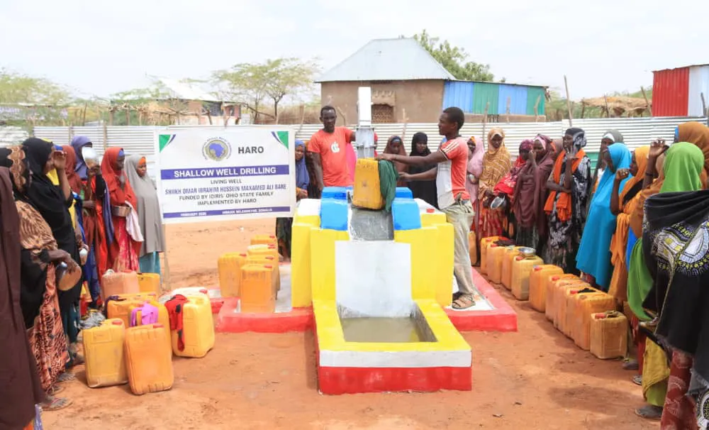 A community gathers around a newly completed HARO shallow well in Hiraan, Somalia