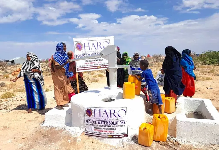 Women pump water at the HARO shallow well in the Mudug Sare IDP camp, Galkacyo, 2020